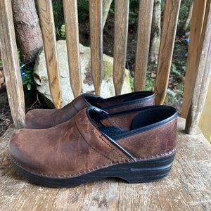 Dansko Oiled Leather Brown Clogs Narrow, Size 39